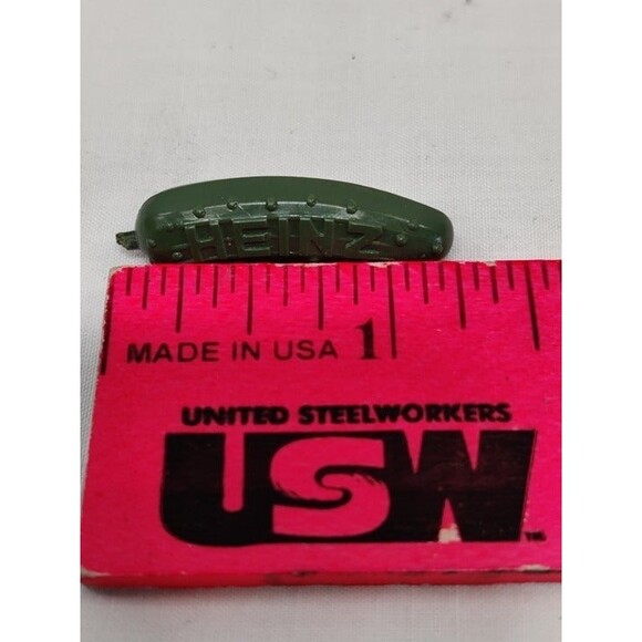 Vintage HEINZ Green Cucumber Pickle Plastic Pin Brooch 1 1/8" Long - Picture 1 of 5